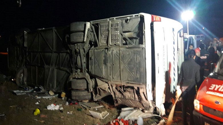 Van'da yolcu otobüsü devrildi: 2 ölü